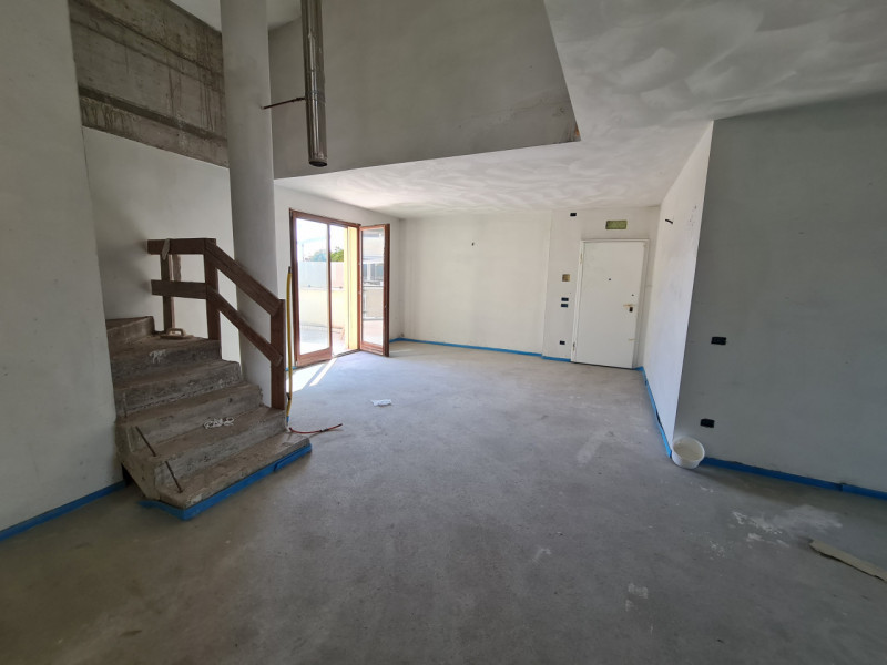 Attico con una superficie generosa di circa 290 mq sviluppati su due livelli ubicato in Corso Del...