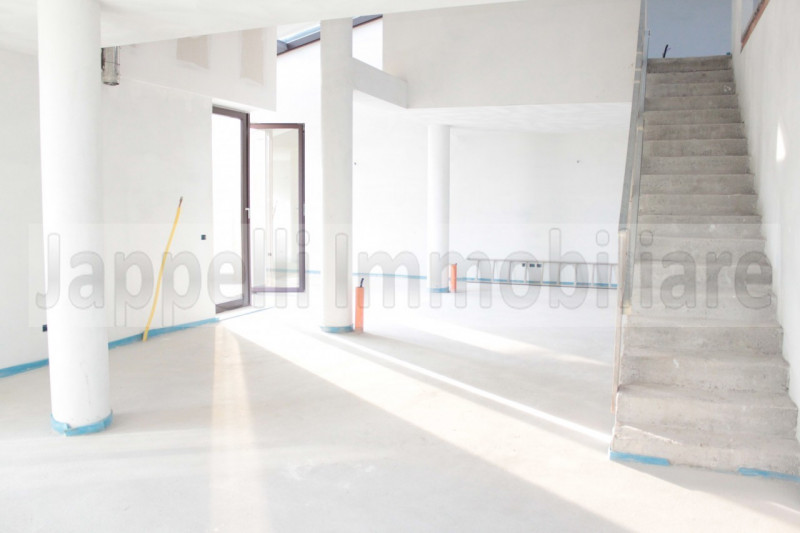 Attico con una superficie generosa di circa 290 mq sviluppati su due livelli ubicato in Corso Del...