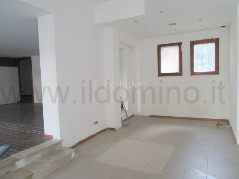 Sacra Famiglia, locale commerciale posto al piano terra dell'edificio. L'immobile ha una superfic...