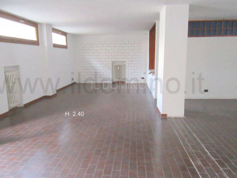 Sacra Famiglia, locale commerciale posto al piano terra dell'edificio. L'immobile ha una superfic...