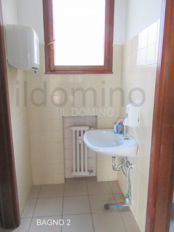 Sacra Famiglia, locale commerciale posto al piano terra dell'edificio. L'immobile ha una superfic...