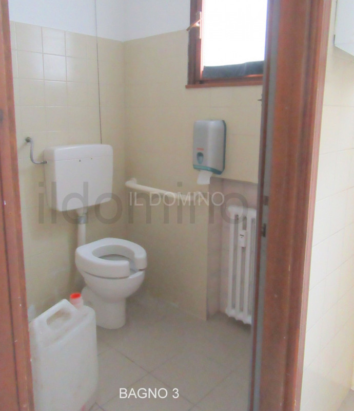 Sacra Famiglia, locale commerciale posto al piano terra dell'edificio. L'immobile ha una superfic...