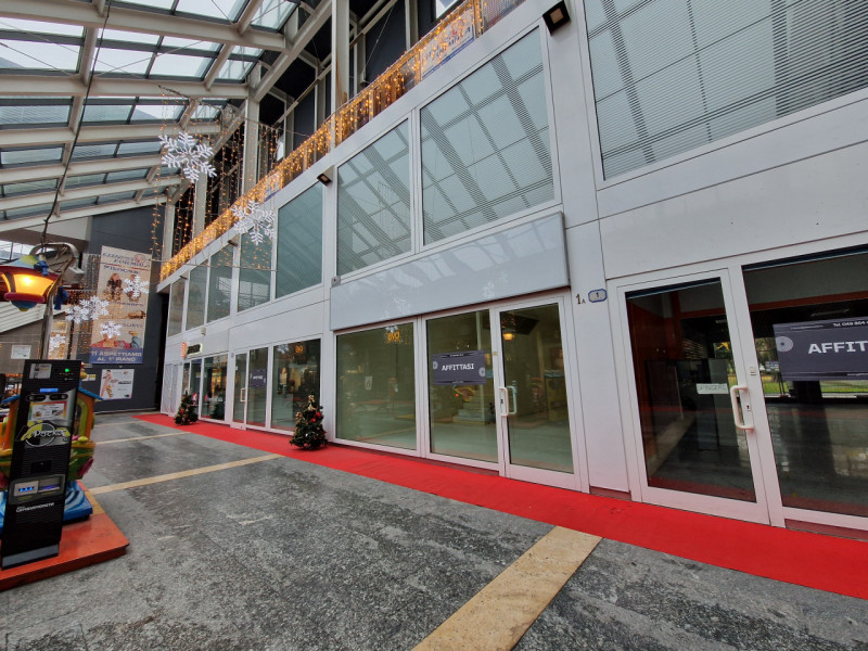 All'interno della "GALLERIA SAN CARLO", negozio di 120 mq su due livelli. Possibilità di canone a...