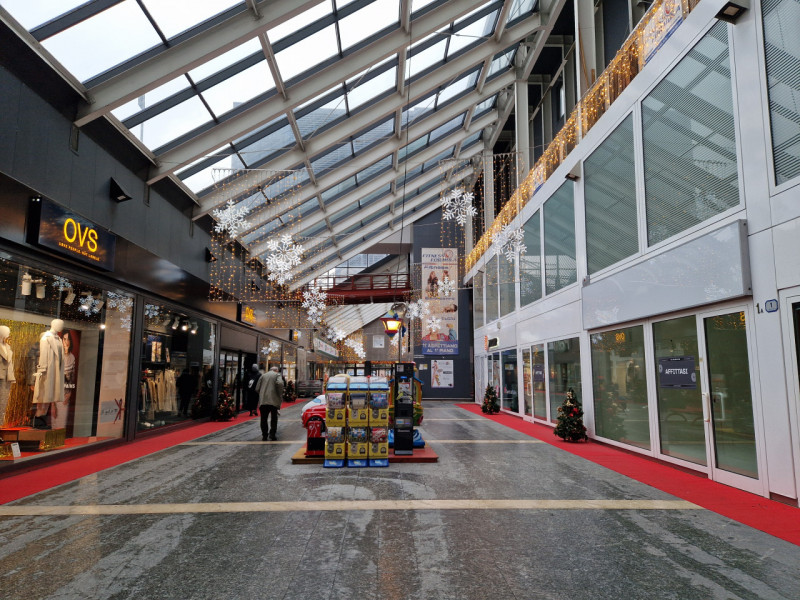 All'interno della "GALLERIA SAN CARLO", negozio di 120 mq su due livelli. Possibilità di canone a...