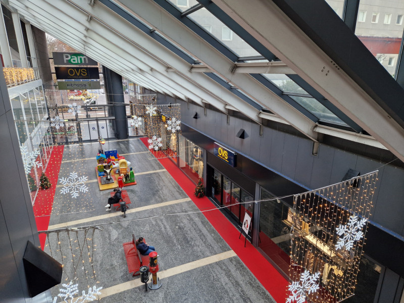 All'interno della "GALLERIA SAN CARLO", negozio di 120 mq su due livelli. Possibilità di canone a...