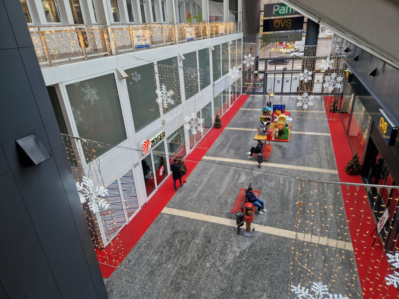 All'interno della "GALLERIA SAN CARLO", negozio di 120 mq su due livelli. Possibilità di canone a...