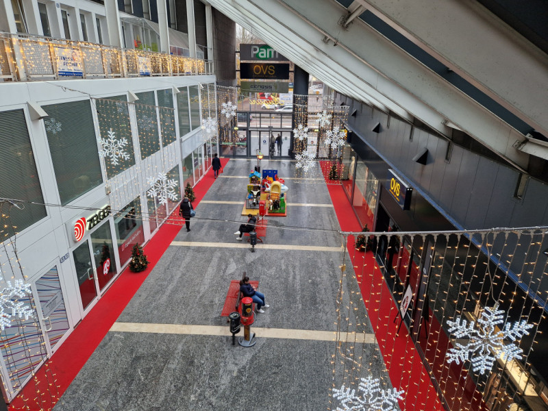 All'interno della "GALLERIA SAN CARLO", negozio di 120 mq su due livelli. Possibilità di canone a...