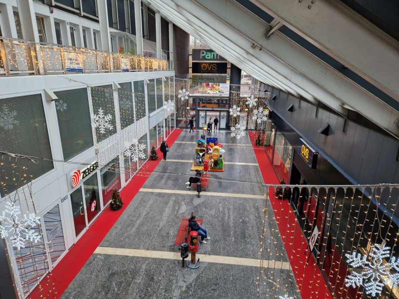 All'interno della "GALLERIA SAN CARLO", negozio di 120 mq su due livelli. Possibilità di canone a...