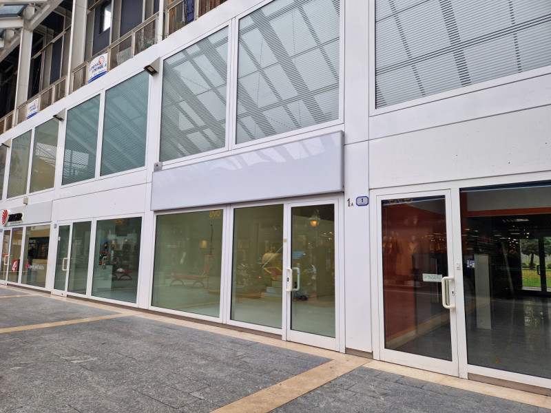 All'interno della "GALLERIA SAN CARLO", negozio di 120 mq su due livelli. Possibilità di canone a...