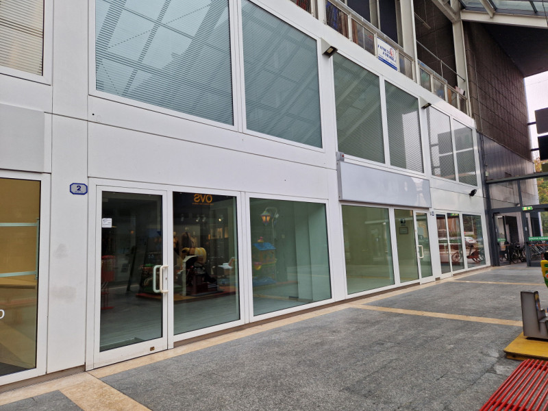 All'interno della "GALLERIA SAN CARLO", negozio di 120 mq su due livelli. Possibilità di canone a...