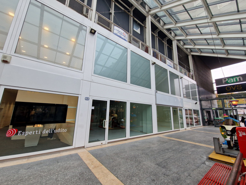All'interno della "GALLERIA SAN CARLO", negozio di 120 mq su due livelli. Possibilità di canone a...