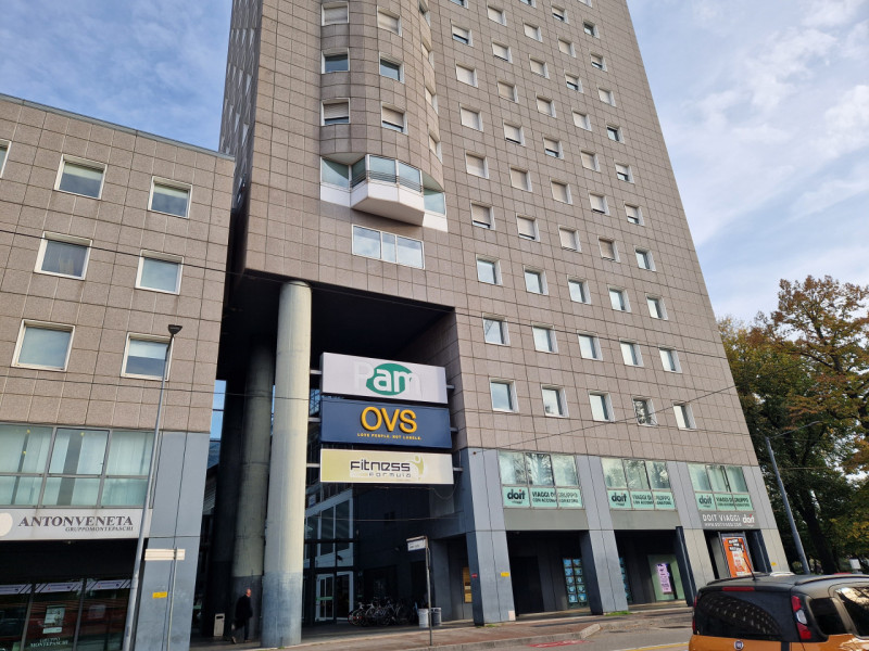 All'interno della "GALLERIA SAN CARLO", negozio di 120 mq su due livelli. Possibilità di canone a...