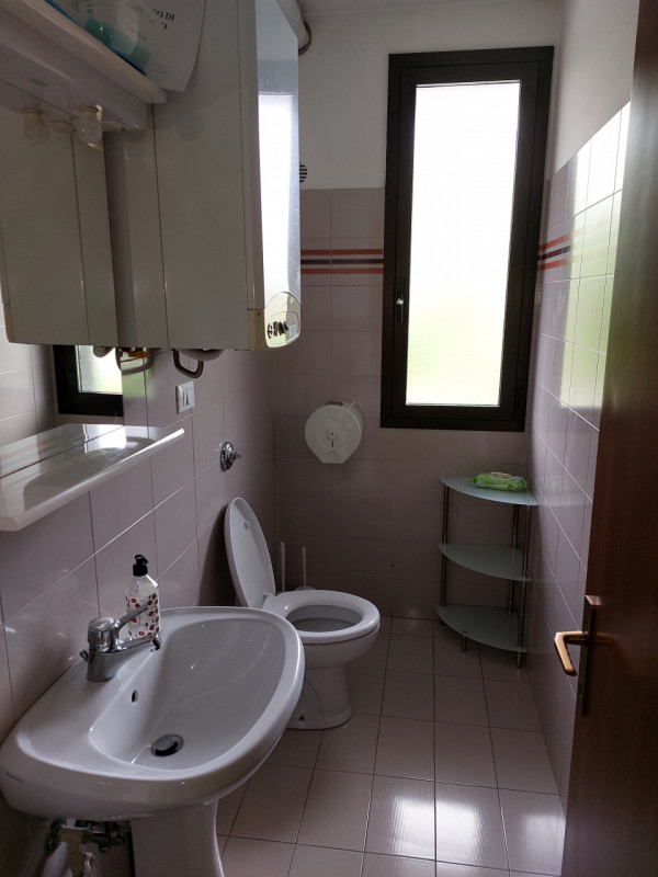 In zona centrale proponiamo ufficio ristrutturato di 97 mq. commerciali su piccolo stabile con 4 ...