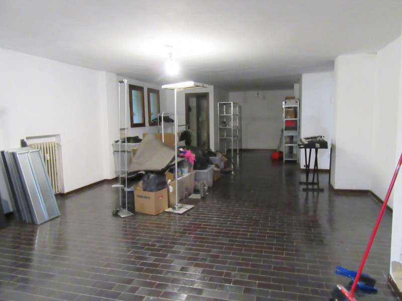 Sacra Famiglia, proponiamo in affitto un magazzino di 120 mq. calpestabili con altezza di 2,40 me...