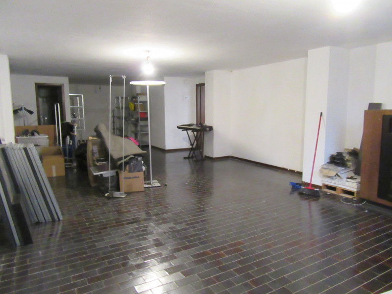 Sacra Famiglia, proponiamo in affitto un magazzino di 120 mq. calpestabili con altezza di 2,40 me...