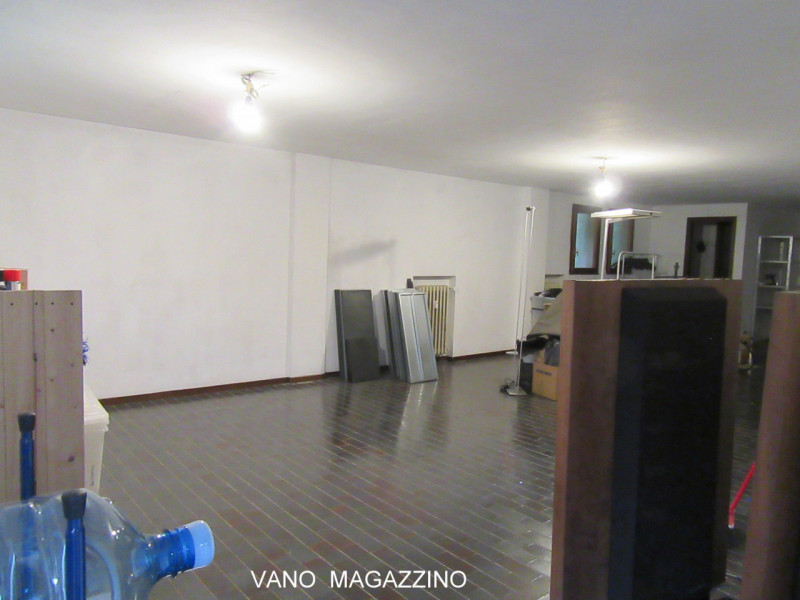 Sacra Famiglia, proponiamo in affitto un magazzino di 120 mq. calpestabili con altezza di 2,40 me...