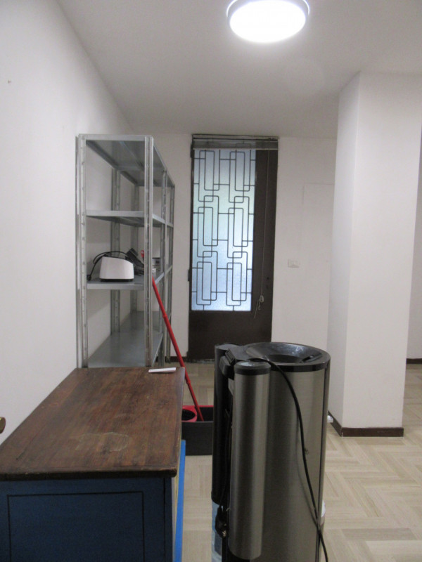 Sacra Famiglia, proponiamo in affitto un magazzino di 120 mq. calpestabili con altezza di 2,40 me...