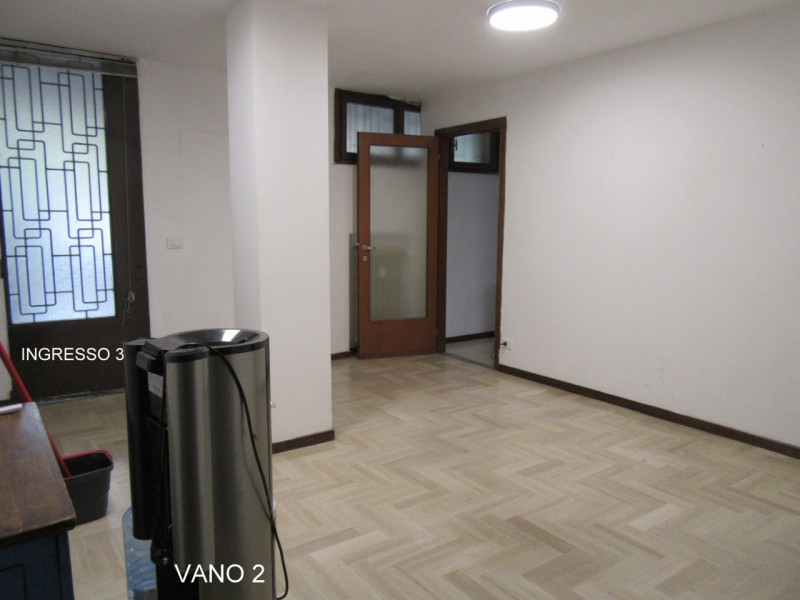 Sacra Famiglia, proponiamo in affitto un magazzino di 120 mq. calpestabili con altezza di 2,40 me...