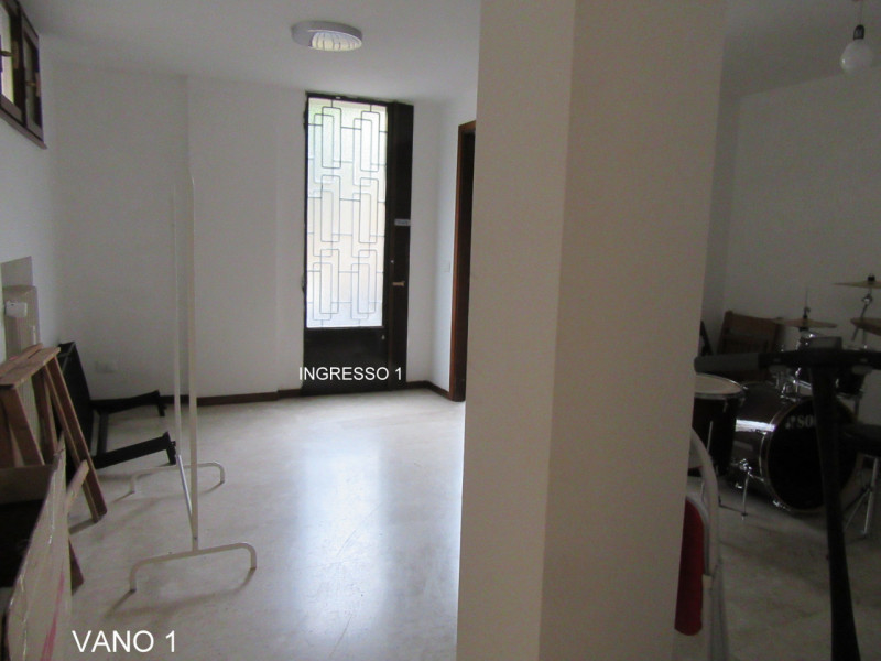 Sacra Famiglia, proponiamo in affitto un magazzino di 120 mq. calpestabili con altezza di 2,40 me...