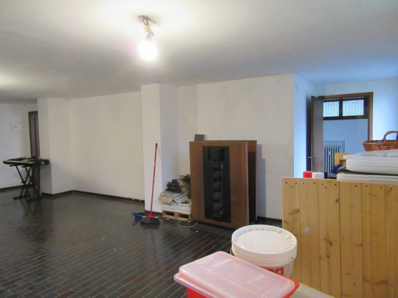 Sacra Famiglia, proponiamo in affitto un magazzino di 120 mq. calpestabili con altezza di 2,40 me...