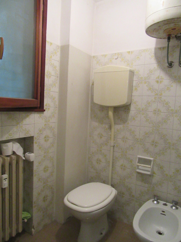 Sacra Famiglia, proponiamo in affitto un magazzino di 120 mq. calpestabili con altezza di 2,40 me...