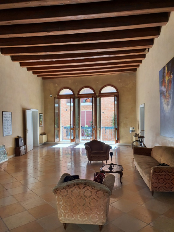 In vendita un magnifico appartamento al primo piano, con una superficie di circa 350 mq e due pos...