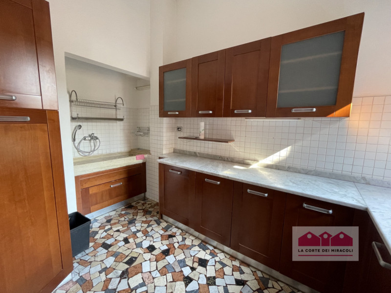 CENTRO STORICO: IN PALAZZINA DEL 1600 BELLISSIMO APPARTAMENTO DI OLTRE 200 MQ., ULTIMO PIANO CON ...