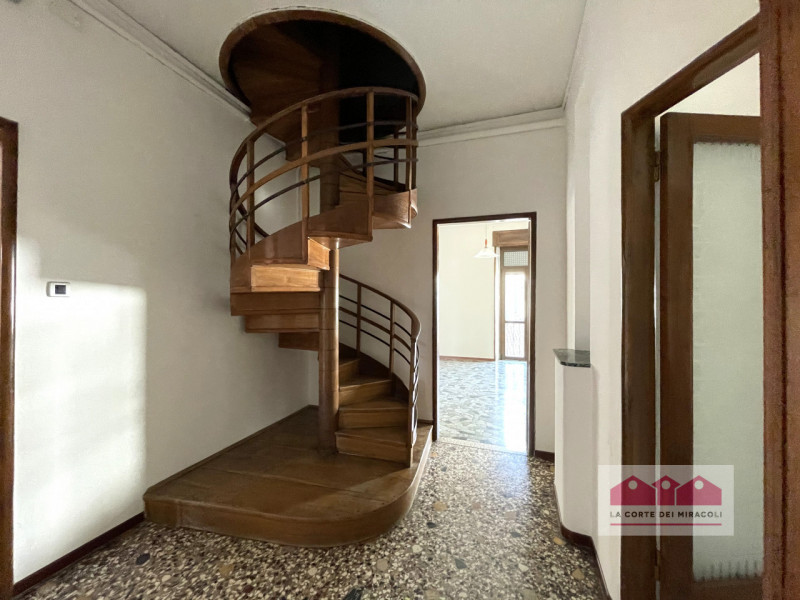 CENTRO STORICO: IN PALAZZINA DEL 1600 BELLISSIMO APPARTAMENTO DI OLTRE 200 MQ., ULTIMO PIANO CON ...