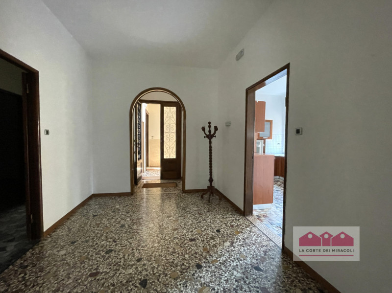 CENTRO STORICO: IN PALAZZINA DEL 1600 BELLISSIMO APPARTAMENTO DI OLTRE 200 MQ., ULTIMO PIANO CON ...