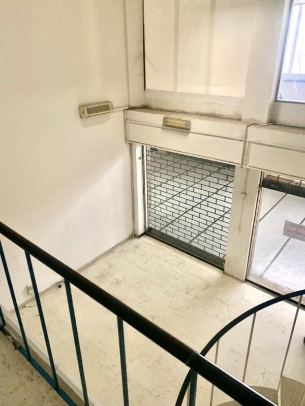 Padova zona Portello vendesi negozio di 80 mq con ampio soppalco abitabile. 
Bagno con piccolo an...