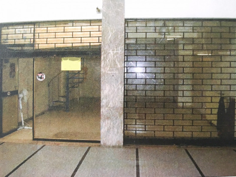 Padova zona Portello vendesi negozio di 80 mq con ampio soppalco abitabile. 
Bagno con piccolo an...