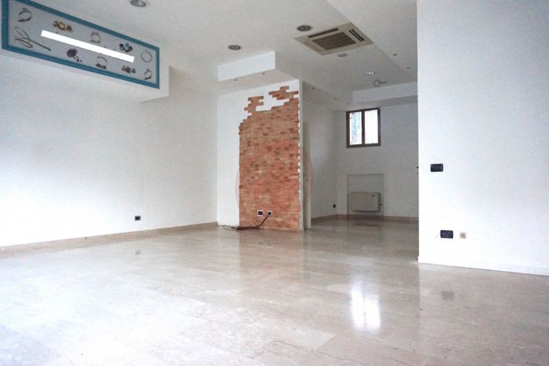 VIGODARZERE - CENTRO RIF C005: Casa su Misura ha il piacere di proporVi negozio di mq 60 ca. open...