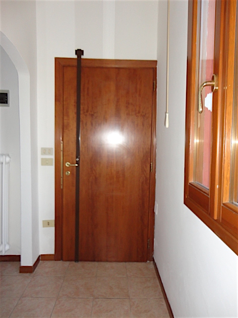 In un grazioso stabile di poche unità a pochi passi da Ponte Molino e dalle Piazze, in una posizi...