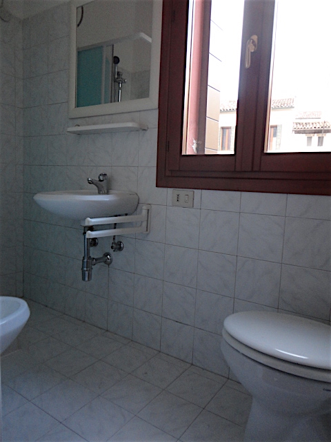 In un grazioso stabile di poche unità a pochi passi da Ponte Molino e dalle Piazze, in una posizi...