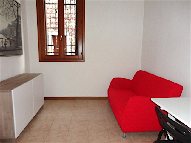 In un grazioso stabile di poche unità a pochi passi da Ponte Molino e dalle Piazze, in una posizi...