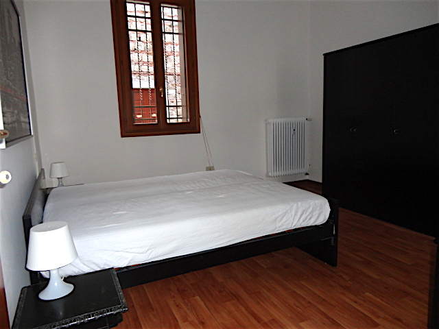 In un grazioso stabile di poche unità a pochi passi da Ponte Molino e dalle Piazze, in una posizi...