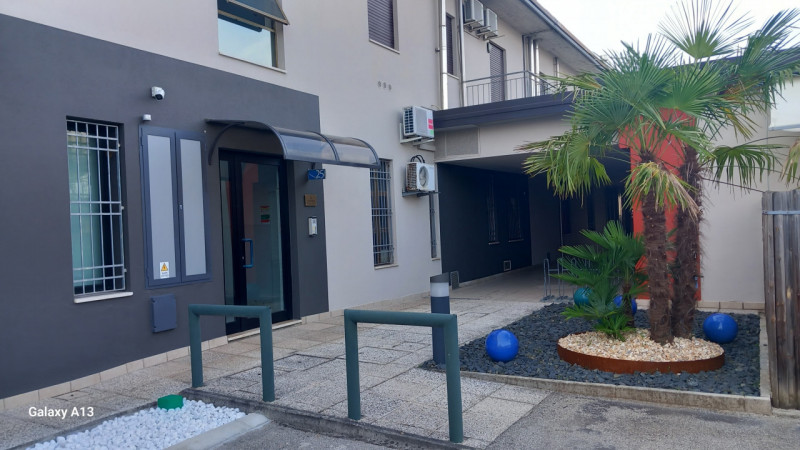 UFFICIO PIANO TERRA DI 253 MQ COMMERCIALI IN LOCAZIONE A VICENZA OVEST, ZONA SANT'AGOSTINO, POSTI...