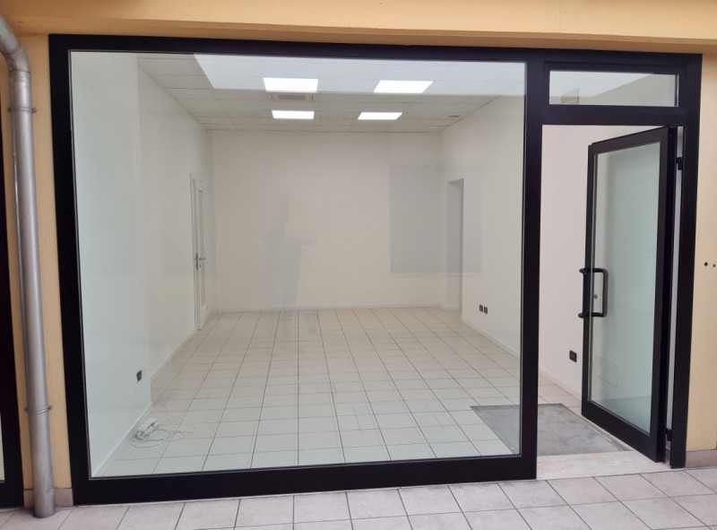 UFFICIO PIANO TERRA DI 253 MQ COMMERCIALI IN LOCAZIONE A VICENZA OVEST, ZONA SANT'AGOSTINO, POSTI...