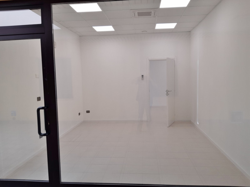 UFFICIO PIANO TERRA DI 253 MQ COMMERCIALI IN LOCAZIONE A VICENZA OVEST, ZONA SANT'AGOSTINO, POSTI...