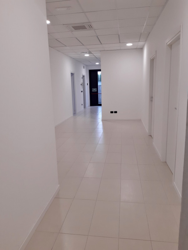 UFFICIO PIANO TERRA DI 253 MQ COMMERCIALI IN LOCAZIONE A VICENZA OVEST, ZONA SANT'AGOSTINO, POSTI...