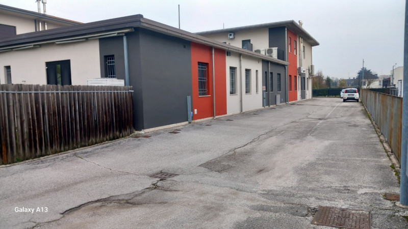 UFFICIO PIANO TERRA DI 253 MQ COMMERCIALI IN LOCAZIONE A VICENZA OVEST, ZONA SANT'AGOSTINO, POSTI...