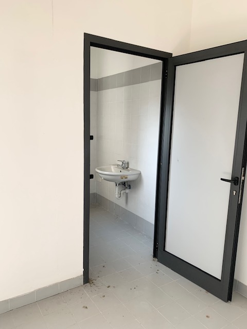 NOVENTA VICENTINA (VI) laboratorio in zona industriale, di mq. 155, al piano 1° con spogliatoio e...