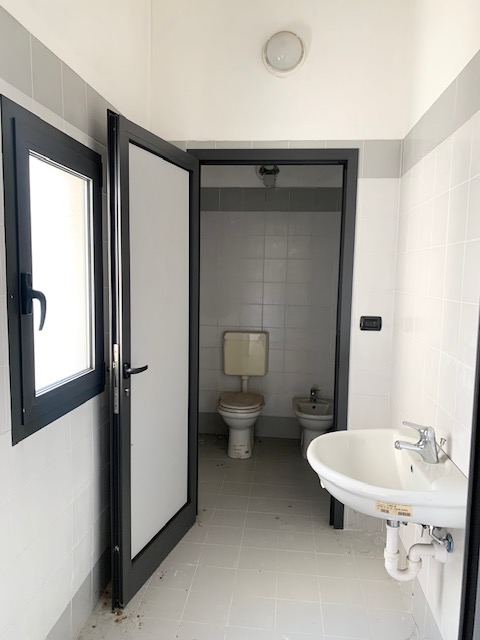 NOVENTA VICENTINA (VI) laboratorio in zona industriale, di mq. 155, al piano 1° con spogliatoio e...