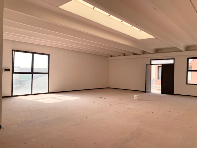 NOVENTA VICENTINA (VI) laboratorio in zona industriale, di mq. 155, al piano 1° con spogliatoio e...