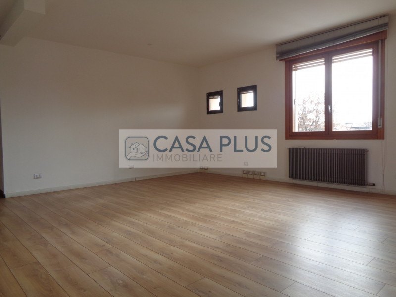 IN CENTRO DIREZIONALE, UFFICIO DI 90 MQ POSTO AL PIANO PRIMO  MOLTO LUMINOSO E CON OTTIMA VISIBIL...