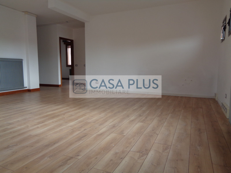 IN CENTRO DIREZIONALE, UFFICIO DI 90 MQ POSTO AL PIANO PRIMO  MOLTO LUMINOSO E CON OTTIMA VISIBIL...