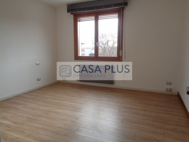 IN CENTRO DIREZIONALE, UFFICIO DI 90 MQ POSTO AL PIANO PRIMO  MOLTO LUMINOSO E CON OTTIMA VISIBIL...