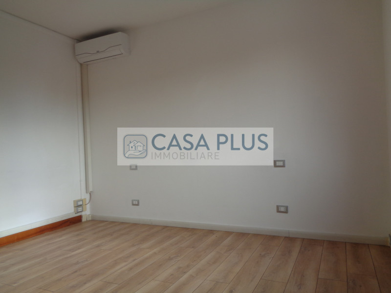 IN CENTRO DIREZIONALE, UFFICIO DI 90 MQ POSTO AL PIANO PRIMO  MOLTO LUMINOSO E CON OTTIMA VISIBIL...