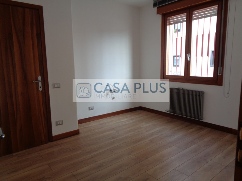 IN CENTRO DIREZIONALE, UFFICIO DI 90 MQ POSTO AL PIANO PRIMO  MOLTO LUMINOSO E CON OTTIMA VISIBIL...