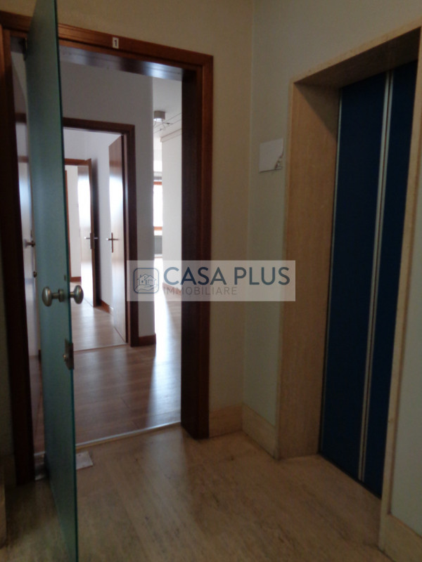 IN CENTRO DIREZIONALE, UFFICIO DI 90 MQ POSTO AL PIANO PRIMO  MOLTO LUMINOSO E CON OTTIMA VISIBIL...